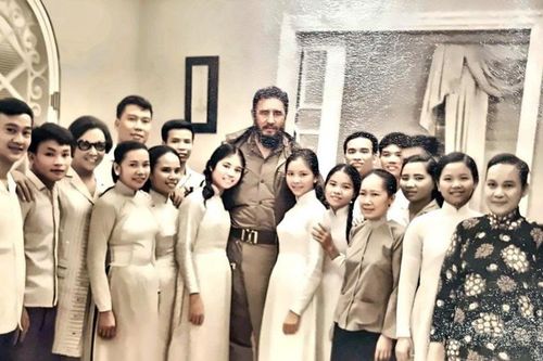 'Giải mã' một tấm ảnh quý: Chủ tịch Cuba Fidel Castro và đoàn đại biểu phụ nữ Việt Nam