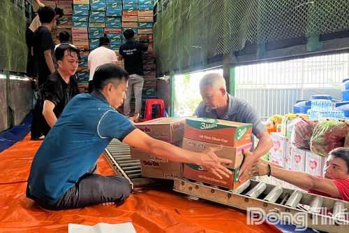 Hơn 20 tấn nhu yếu phẩm ủng hộ đồng bào lũ lụt miền Bắc