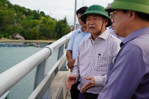 Bí thư Tỉnh ủy Thái Đại Ngọc khảo sát đường ven biển, nghe báo cáo về việc di dời tàu thuyền