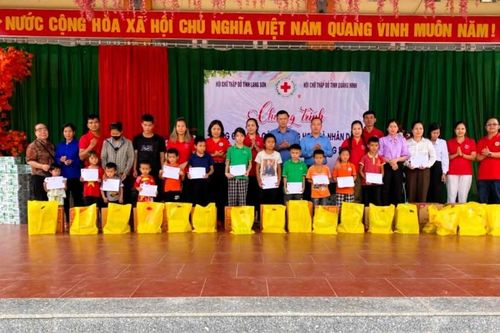 Trao tặng quà trị giá hơn 169 triệu cho học sinh và các hộ dân có hoàn cảnh khó khăn tại xã Quan Sơn