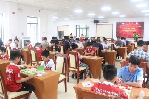 50 vận động viên thi đấu cờ tướng theo hình thức xã hội hóa