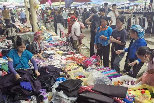 Sắc màu cuối tuần ở Chợ văn hóa vùng cao Hợp Thành - Tả Phời