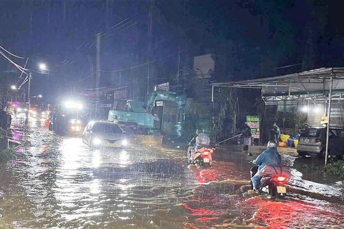 Ngập sâu trên Quốc lộ 55, lực lượng chức năng khẩn trương khắc phục