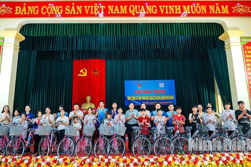 Câu lạc bộ Thiện Tâm An 35: Trao tặng xe đạp cho học sinh nghèo ở xã Đồng Thái và Yên Mạc