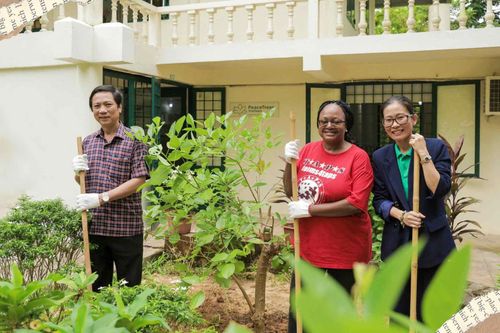 Giám đốc điều hành PeaceTrees Vietnam Claire Yunker: Gieo mầm niềm tin, hy vọng trên mảnh đất chịu nhiều đau thương