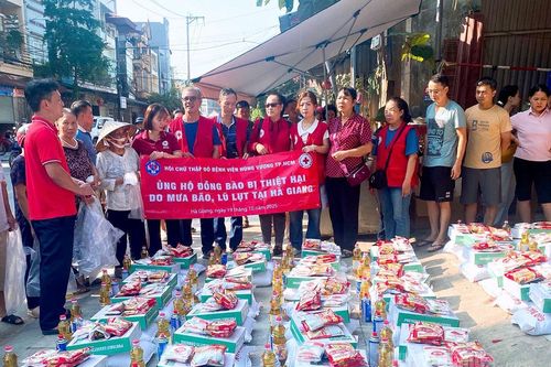 Trao 500 suất quà hỗ trợ người dân phường Hà Giang 2