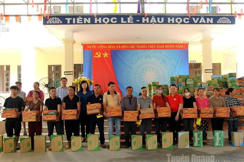 Phó Chủ tịch HĐND tỉnh Phạm Thị Minh Xuân trao quà hỗ trợ người dân xã Hùng Lợi bị ảnh hưởng bởi bão lũ