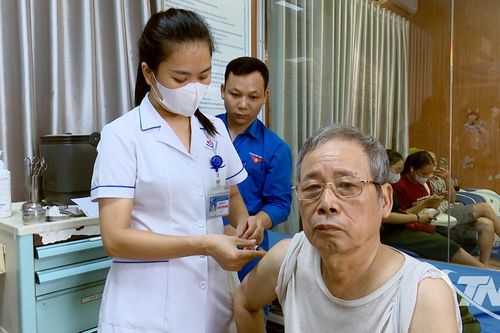 Ngành Y tế Thái Nguyên đồng hành với người dân vượt lũ