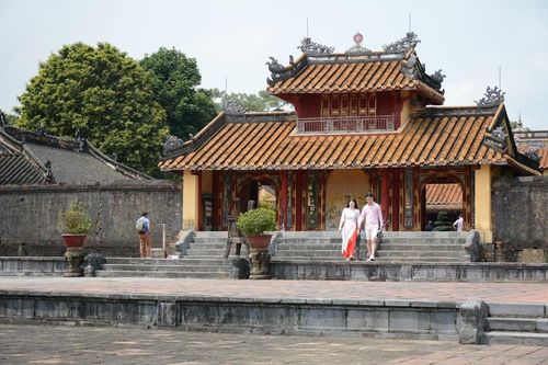Từ trong đổ nát năm xưa…