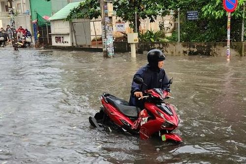 TP.HCM: Mưa xối xả khiến nhiều rốn ngập thành sông, người dân vật vã di chuyển