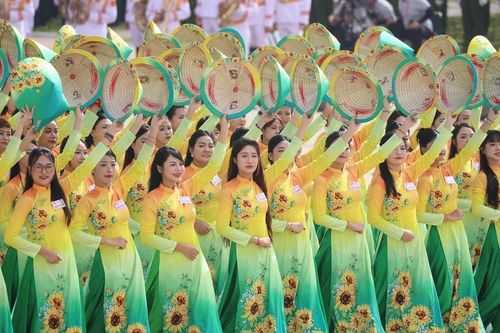 Bánh mì và hoa hồng Từ bà Trưng, bà Triệu đến tâm thế phụ nữ Việt Nam trong kỷ nguyên mới