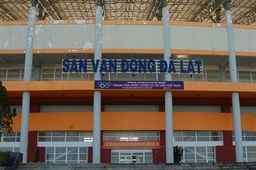 Đang trong thời gian bảo hành, sân vận động Đà Lạt vừa sử dụng đã xuống cấp