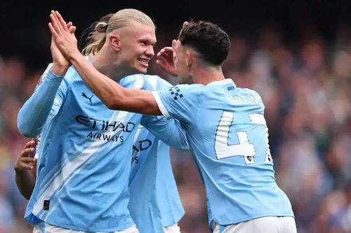 Erling Haaland lập cú đúp giúp Manchester City vượt qua Everton