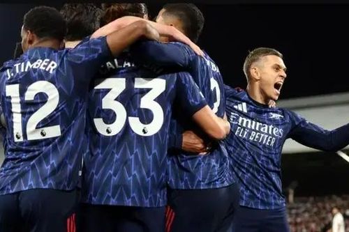 Leandro Trossard giúp Arsenal củng cố ngôi đầu