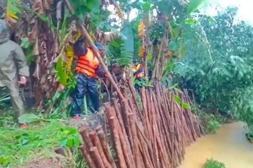 Sạt lở bờ sông tại Chân Mây - Lăng Cô, thành phố Huế khẩn trương ứng phó, bảo vệ nhà dân