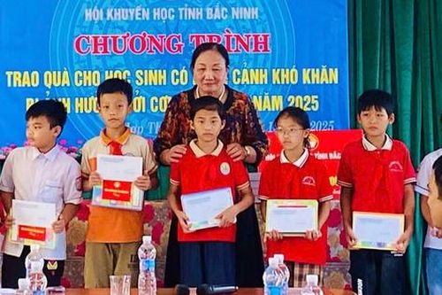 Hội Khuyến học Bắc Ninh trao gửi những phần quà nghĩa tình đến học sinh vùng bão lũ