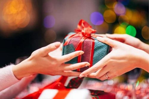 Sinh viên và 'nỗi lo' quà tặng