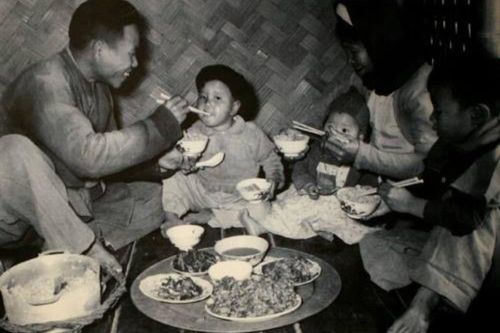 Mẹ tôi vất vả cả đời