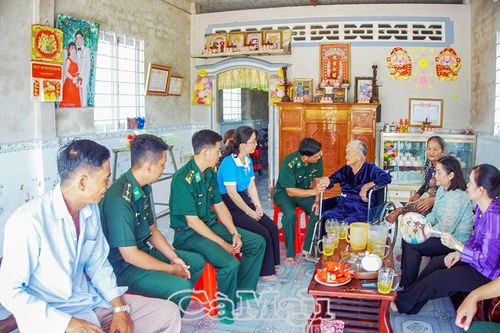 Thăm, tặng quà Mẹ VNAH Nguyễn Thị Gập nhân kỷ niệm 20/10