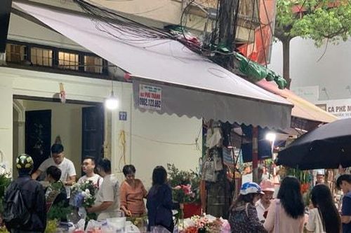 Thị trường hoa tươi ngày 20-10 sôi động, giá tăng nhẹ