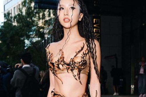 Quỳnh Anh Shyn tỏa sáng với gu thời trang độc đáo tại Victoria's Secret Fashion Show 2025