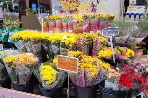 Đa dạng thị trường quà tặng ngày 20/10: Hoa tươi tăng giá, cửa hàng tăng giờ làm để kịp trả đơn