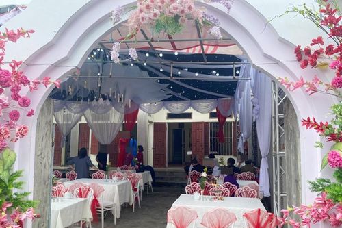 Hàng xóm tay không đi ăn cưới còn vơ vét đồ mang về khiến chủ nhà 'sôi máu'