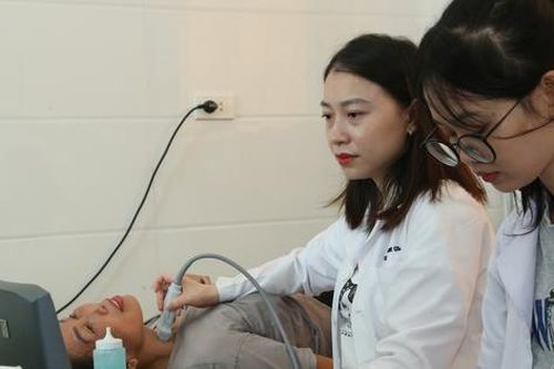Khám sức khỏe nội tiết, sinh sản và tặng quà cho hơn 100 phụ nữ vùng bão lũ