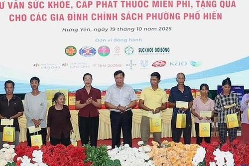 Hơn 1.000 người dân Hưng Yên được khám, tầm soát sức khỏe, cấp phát thuốc miễn phí