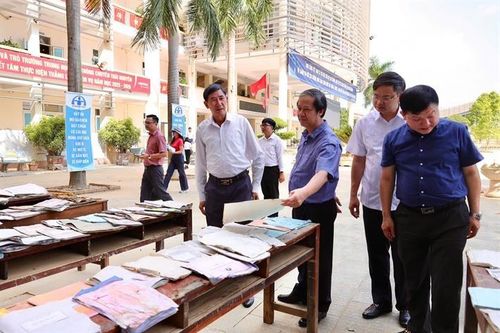 Bộ trưởng Bộ GD-ĐT yêu cầu cấp đủ 3.600 bộ sách giáo khoa còn thiếu