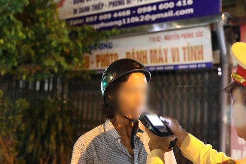Cảnh sát giao thông Hà Nội đồng loạt ra quân kiểm tra nồng độ cồn