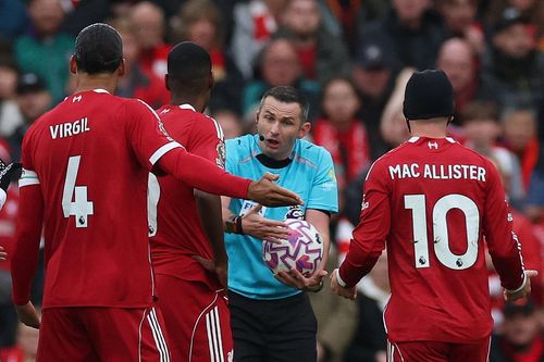 CĐV Liverpool phẫn nộ với trọng tài