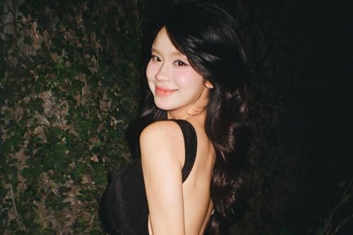 Hàn Hằng khoe lưng trần quyến rũ