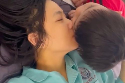 Xúc động khoảnh khắc mẹ bệnh nặng hôn má từ biệt con trai nhỏ