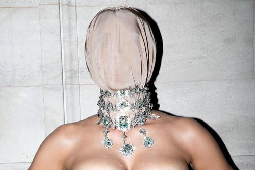 Kim Kardashian lại làm lố
