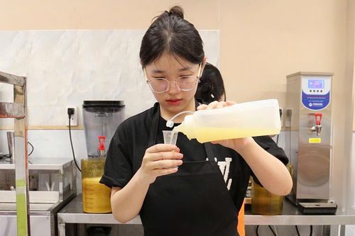 Mặt trái của 'cơn sốt' trà sữa 7.000 đồng/ly ở TP.HCM