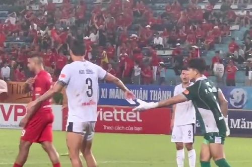 Cận cảnh các cầu thủ Đà Nẵng 'đọc phao'