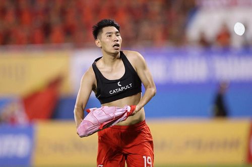 Tiền đạo 'bụng bia' tạo cột mốc khó tin ở V.League