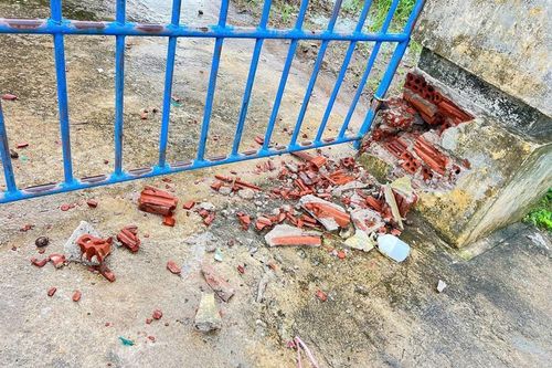 95 học sinh may mắn thoát nạn khi sét đánh trúng cổng trường học