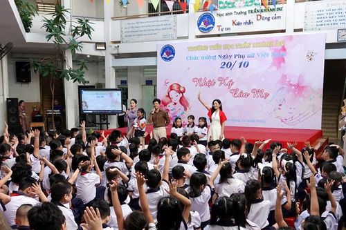 Nhạc sĩ Nguyễn Văn Chung và ca sĩ Duyên Quỳnh giao lưu âm nhạc cùng học sinh tiểu học