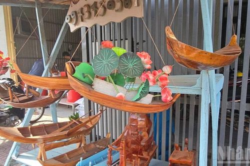 Độc đáo nghề làm ghe xuồng thu nhỏ