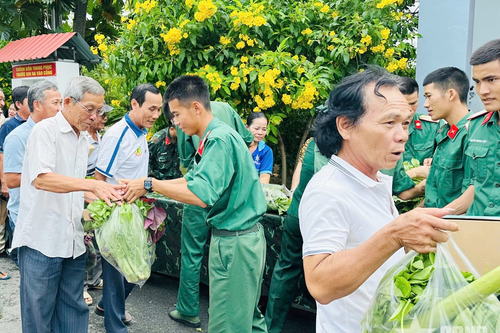Tăng gia tự chủ và 'vườn rau tri ân'
