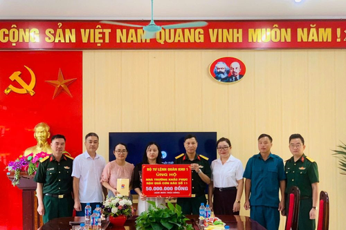 Bộ CHQS tỉnh Thái Nguyên tặng quà hỗ trợ các trường bị ảnh hưởng bởi bão số 11