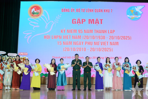 Quân khu 7 tặng quà 122 cán bộ phụ nữ, vợ quân nhân vượt khó tiêu biểu