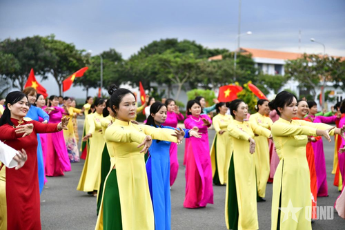 Vùng 2 Hải quân gặp mặt, giao lưu, đồng diễn áo dài