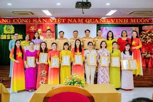 Phụ nữ Cảnh sát giao thông Công an TP Đà Nẵng tổ chức nhiều hoạt động ý nghĩa
