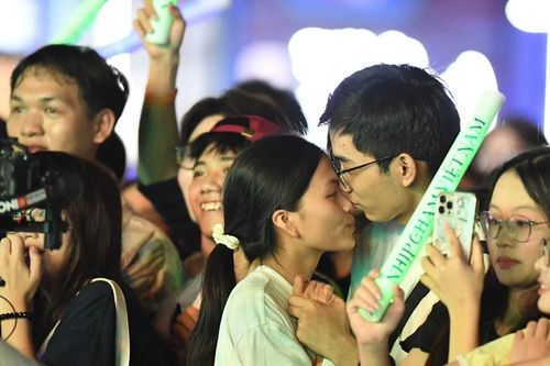 Khoảnh khắc bùng nổ với màn 'kiss cam' tại đêm nhạc Ngày Thẻ Việt Nam 2025