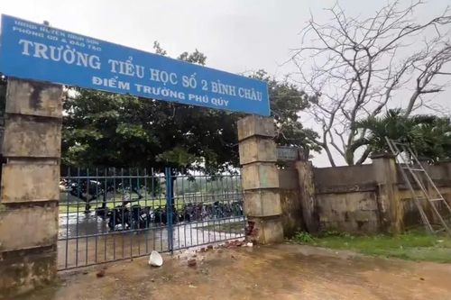 Sét đánh trúng cổng trường học ở Quảng Ngãi gây hư hỏng