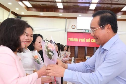 Tỏa sáng phẩm chất người phụ nữ Việt Nam trong gia đình và xã hội