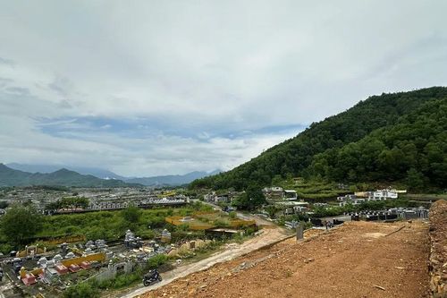 Hàng ngàn ngôi mộ có nguy cơ bị mưa lũ gây sạt lở